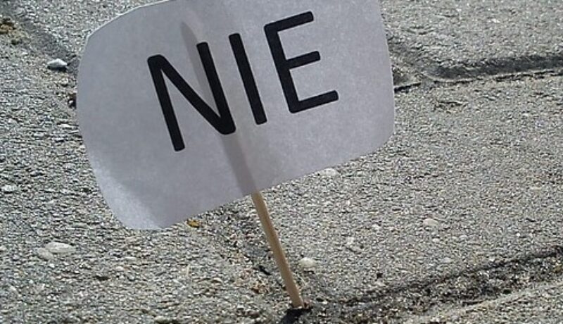 Znak " nie " umieszczony na asfalcie