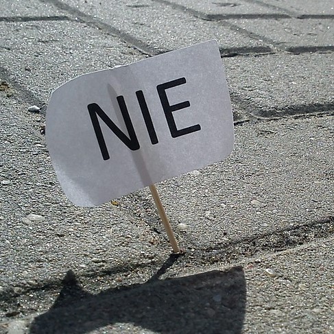 Znak " nie " umieszczony na asfalcie